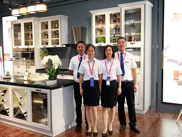 固家-團(tuán)隊(duì)展會(huì)合影